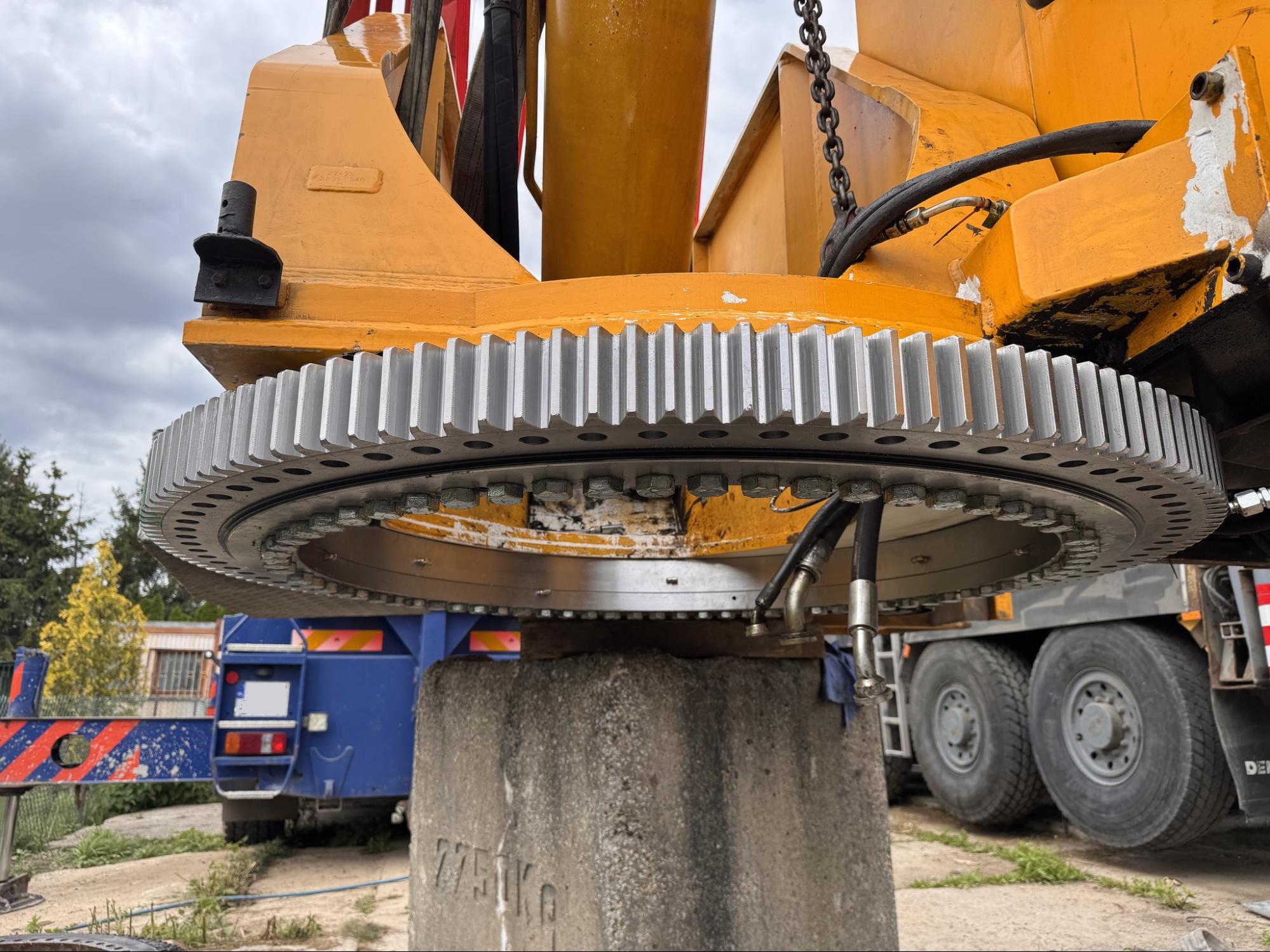 Slew ring replacement on Demag AC 80 crane