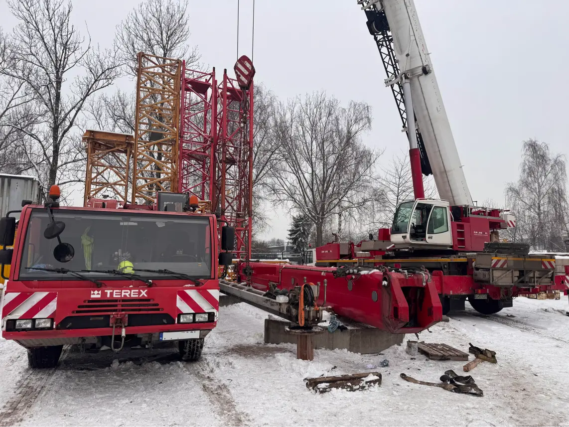Repair of telescoping system on Terex-Demag AC 100 crane.